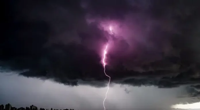 Relâmpago atinge o mar durante temporal, ilustrando o alerta da Defesa Civil sobre a chegada de um ciclone extratropical com ventos fortes e chuva intensa em Santa Catarina.