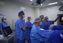 Médicos do Hospital Celso Ramos realizam procedimento cirúrgico inédito durante o Congresso Brasileiro de Urologia, representando o avanço de novas técnicas na rede pública.