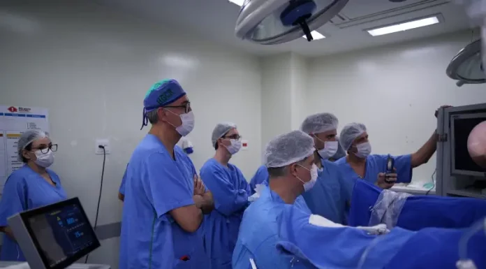 Hospital Celso Ramos realiza cirurgias inéditas durante Congresso Brasileiro de Urologia Médicos do Hospital Celso Ramos realizam procedimento cirúrgico inédito durante o Congresso Brasileiro de Urologia, representando o avanço de novas técnicas na rede pública.