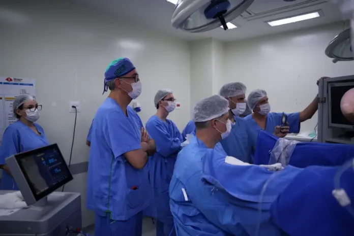 Médicos do Hospital Celso Ramos realizam procedimento cirúrgico inédito durante o Congresso Brasileiro de Urologia, representando o avanço de novas técnicas na rede pública.