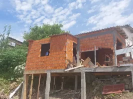 Prefeitura de São José demole construção irregular em costão à beira-mar na Ponta de Baixo Operários demolindo uma construção irregular em um costão à beira-mar.