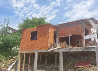 Prefeitura de São José demole construção irregular em costão à beira-mar na Ponta de Baixo Operários demolindo uma construção irregular em um costão à beira-mar.