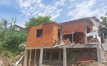 Prefeitura de São José demole construção irregular em costão à beira-mar na Ponta de Baixo Operários demolindo uma construção irregular em um costão à beira-mar.