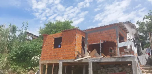 Prefeitura de São José demole construção irregular em costão à beira-mar na Ponta de Baixo Operários demolindo uma construção irregular em um costão à beira-mar.