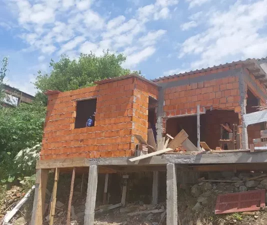 Prefeitura de São José demole construção irregular em costão à beira-mar na Ponta de Baixo Operários demolindo uma construção irregular em um costão à beira-mar.