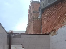 Bombeiros resgatam trabalhadores feridos durante desabamento de estrutura