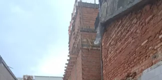 Bombeiros resgatam trabalhadores feridos durante desabamento de estrutura