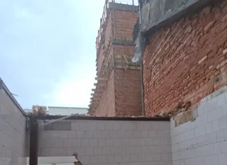 Desabamento de estrutura deixa dois trabalhadores feridos em Florianópolis Bombeiros resgatam trabalhadores feridos durante desabamento de estrutura