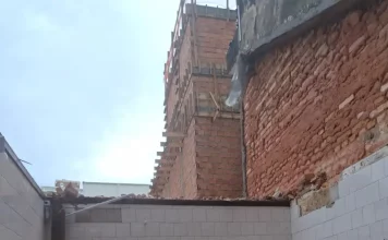 Desabamento de estrutura deixa dois trabalhadores feridos em Florianópolis Bombeiros resgatam trabalhadores feridos durante desabamento de estrutura