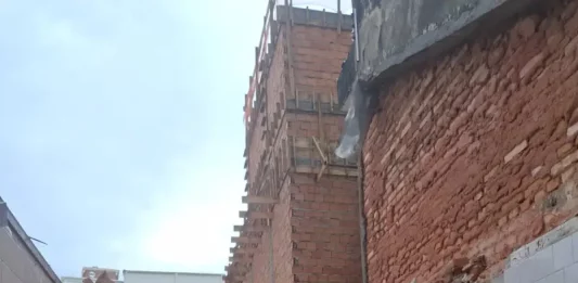 Bombeiros resgatam trabalhadores feridos durante desabamento de estrutura