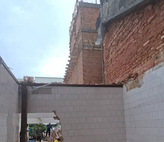 Desabamento de estrutura deixa dois trabalhadores feridos em Florianópolis Bombeiros resgatam trabalhadores feridos durante desabamento de estrutura