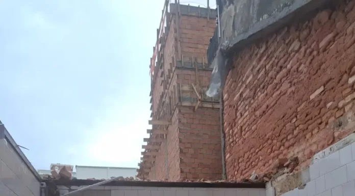 Bombeiros resgatam trabalhadores feridos durante desabamento de estrutura