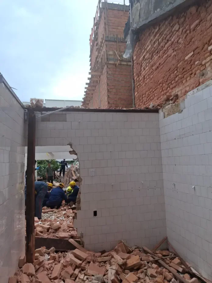 desabamento Bombeiros resgatam trabalhadores feridos durante desabamento de estrutura