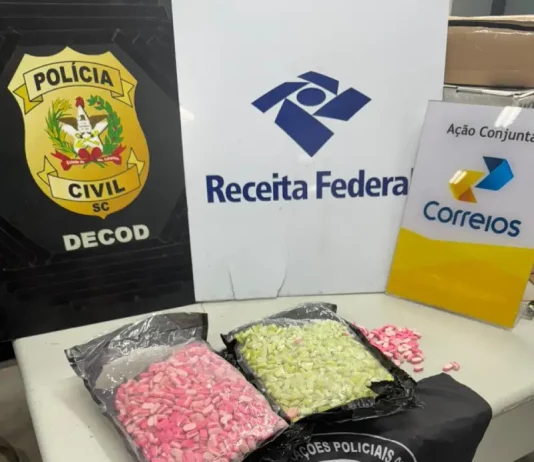 Polícia Civil deflagra mais uma etapa da Operação “Envio Seguro” Foto mostra comprimidos de ecstasy apreendidos pela Polícia Civil durante a Operação Envio Seguro, que combate o envio de drogas pelos sistemas postais.