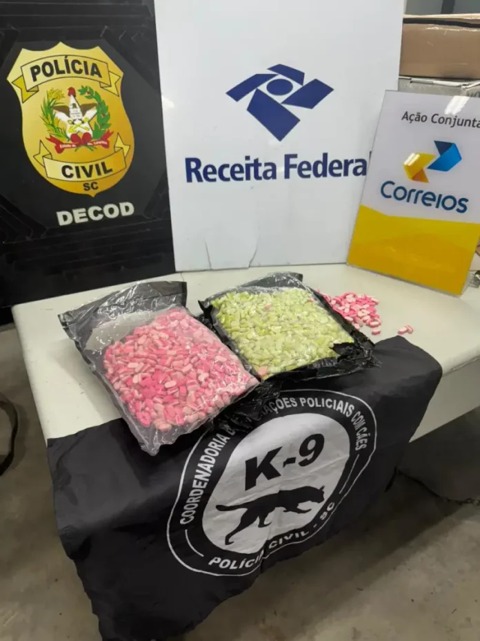 drogas apreendidas nos correios Foto mostra comprimidos de ecstasy apreendidos pela Polícia Civil durante a Operação Envio Seguro, que combate o envio de drogas pelos sistemas postais.