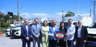 Foto mostra o governador de Santa Catarina, ao lado de autoridades, entregando a chave simbólica das novas viaturas à Polícia Científica durante o lançamento do Programa Identidade Catarina, simbolizando o investimento na modernização da segurança pública.