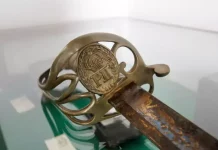 180 anos da visita de Dom Pedro II a São José resgatam um capítulo marcante da história catarinense Espada doada por Dom Pedro II ao coronel Luiz Ferreira do Nascimento Mello, atualmente exposta no Museu Histórico Gilberto Gerlach, símbolo de reconhecimento e amizade.