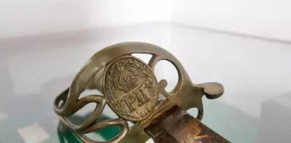 Espada doada por Dom Pedro II ao coronel Luiz Ferreira do Nascimento Mello, atualmente exposta no Museu Histórico Gilberto Gerlach, símbolo de reconhecimento e amizade.