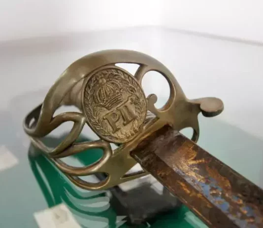 180 anos da visita de Dom Pedro II a São José resgatam um capítulo marcante da história catarinense Espada doada por Dom Pedro II ao coronel Luiz Ferreira do Nascimento Mello, atualmente exposta no Museu Histórico Gilberto Gerlach, símbolo de reconhecimento e amizade.