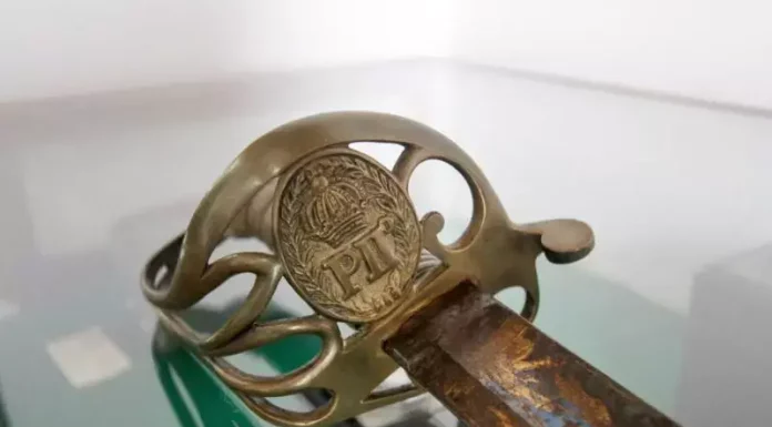180 anos da visita de Dom Pedro II a São José resgatam um capítulo marcante da história catarinense Espada doada por Dom Pedro II ao coronel Luiz Ferreira do Nascimento Mello, atualmente exposta no Museu Histórico Gilberto Gerlach, símbolo de reconhecimento e amizade.