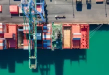 Exportações de Santa Catarina crescem 5,2% em outubro e atingem resultado histórico Vista aérea de terminal portuário com contêineres e navios, simbolizando o crescimento das exportações de Santa Catarina.