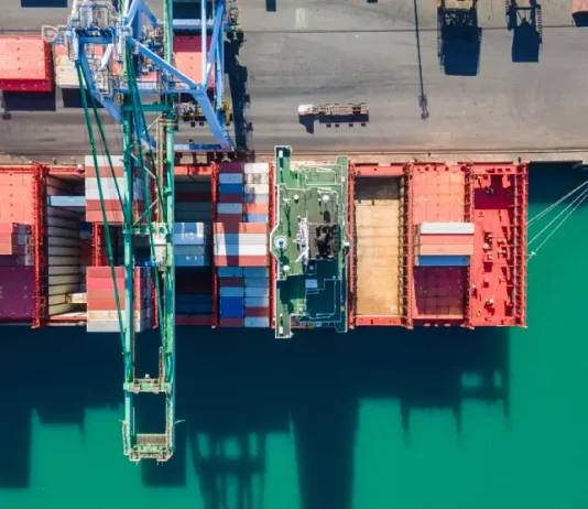 Exportações de Santa Catarina crescem 5,2% em outubro e atingem resultado histórico Vista aérea de terminal portuário com contêineres e navios, simbolizando o crescimento das exportações de Santa Catarina.