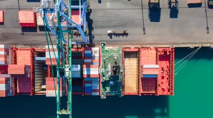 Exportações de Santa Catarina crescem 5,2% em outubro e atingem resultado histórico Vista aérea de terminal portuário com contêineres e navios, simbolizando o crescimento das exportações de Santa Catarina.