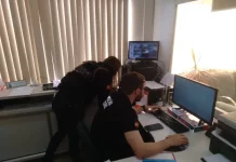 Polícia Civil cumprindo mandados de busca e apreensão durante a Operação Alvará Fantasma, contra o golpe do falso advogado.