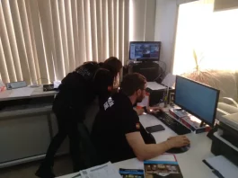 Polícia Civil cumprindo mandados de busca e apreensão durante a Operação Alvará Fantasma, contra o golpe do falso advogado.