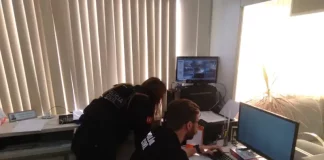 Polícia Civil cumprindo mandados de busca e apreensão durante a Operação Alvará Fantasma, contra o golpe do falso advogado.