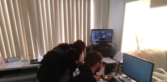 Polícia Civil cumprindo mandados de busca e apreensão durante a Operação Alvará Fantasma, contra o golpe do falso advogado.