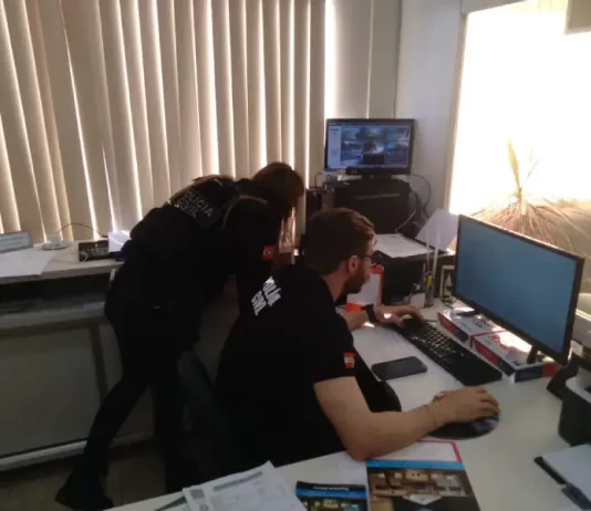 Polícia Civil cumprindo mandados de busca e apreensão durante a Operação Alvará Fantasma, contra o golpe do falso advogado.