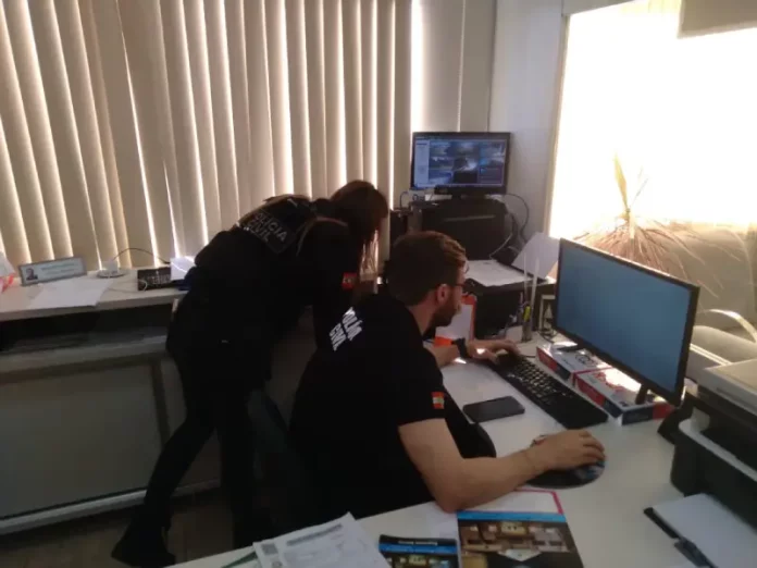 Polícia Civil cumprindo mandados de busca e apreensão durante a Operação Alvará Fantasma, contra o golpe do falso advogado.