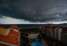 Formação de nuvens escuras sobre o mar e a cidade, ilustrando a aproximação de temporais causados pela passagem de um ciclone extratropical em Santa Catarina.