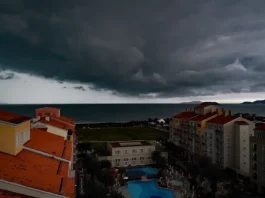 Formação de nuvens escuras sobre o mar e a cidade, ilustrando a aproximação de temporais causados pela passagem de um ciclone extratropical em Santa Catarina.