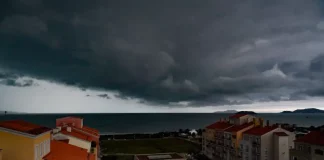 Formação de nuvens escuras sobre o mar e a cidade, ilustrando a aproximação de temporais causados pela passagem de um ciclone extratropical em Santa Catarina.