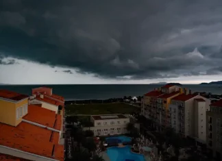 Ciclone extratropical provoca vendaval e chuva intensa entre sexta (7) e sábado (8) Formação de nuvens escuras sobre o mar e a cidade, ilustrando a aproximação de temporais causados pela passagem de um ciclone extratropical em Santa Catarina.