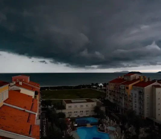 Ciclone extratropical provoca vendaval e chuva intensa entre sexta (7) e sábado (8) Formação de nuvens escuras sobre o mar e a cidade, ilustrando a aproximação de temporais causados pela passagem de um ciclone extratropical em Santa Catarina.
