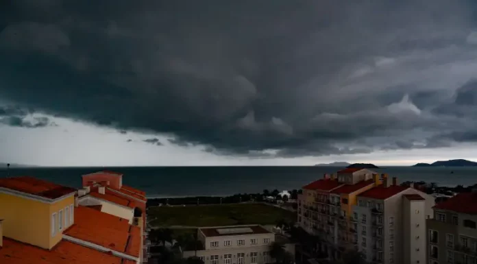 Formação de nuvens escuras sobre o mar e a cidade, ilustrando a aproximação de temporais causados pela passagem de um ciclone extratropical em Santa Catarina.