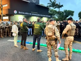 GAECO deflagra operação contra grupo ligado ao tráfico de drogas na Grande Florianópolis A imagem mostra o efetivo reunido em frente ao Batalhão de Operações Policiais Especiais antes do início da Operação Free Way. A cena registra o alinhamento das equipes do GAECO, Ministério Público e Polícia Militar, evidenciando a preparação conjunta para o cumprimento dos mandados e para a atuação coordenada no combate ao tráfico de drogas na Grande Florianópolis.