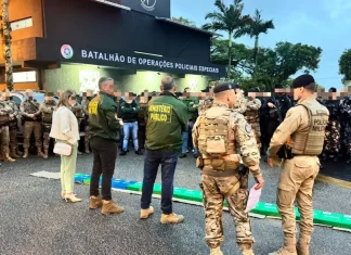 A imagem mostra o efetivo reunido em frente ao Batalhão de Operações Policiais Especiais antes do início da Operação Free Way. A cena registra o alinhamento das equipes do GAECO, Ministério Público e Polícia Militar, evidenciando a preparação conjunta para o cumprimento dos mandados e para a atuação coordenada no combate ao tráfico de drogas na Grande Florianópolis.
