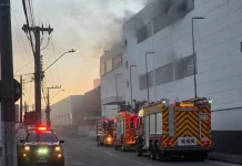 Incêndio atinge Shopping ViaCatarina em Palhoça Viaturas do Corpo de Bombeiros atuam em frente ao Shopping ViaCatarina, em Palhoça, durante o combate a um incêndio que gerou intensa fumaça no prédio. A imagem mostra a operação de emergência na madrugada.