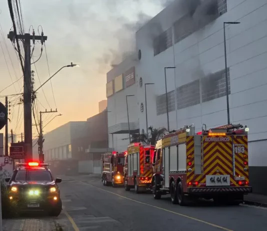 Incêndio atinge Shopping ViaCatarina em Palhoça Viaturas do Corpo de Bombeiros atuam em frente ao Shopping ViaCatarina, em Palhoça, durante o combate a um incêndio que gerou intensa fumaça no prédio. A imagem mostra a operação de emergência na madrugada.