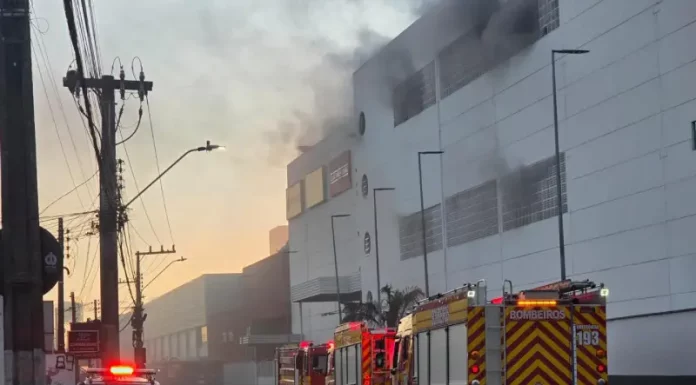 Incêndio atinge Shopping ViaCatarina em Palhoça Viaturas do Corpo de Bombeiros atuam em frente ao Shopping ViaCatarina, em Palhoça, durante o combate a um incêndio que gerou intensa fumaça no prédio. A imagem mostra a operação de emergência na madrugada.
