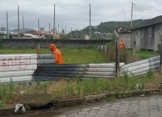 São José impede ocupação irregular em terreno público no bairro Forquilhinha Funcionários da Prefeitura de São José desmontam cerca em terreno público para impedir ocupação irregular e proteger a área municipal.