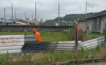 São José impede ocupação irregular em terreno público no bairro Forquilhinha Funcionários da Prefeitura de São José desmontam cerca em terreno público para impedir ocupação irregular e proteger a área municipal.