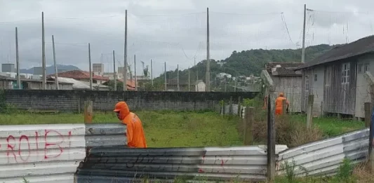 São José impede ocupação irregular em terreno público no bairro Forquilhinha Funcionários da Prefeitura de São José desmontam cerca em terreno público para impedir ocupação irregular e proteger a área municipal.