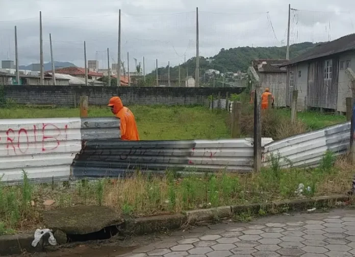 invasão Forquilhinha Funcionários da Prefeitura de São José desmontam cerca em terreno público para impedir ocupação irregular e proteger a área municipal.