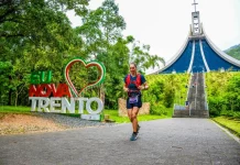 Maratonista feminina participa do Sicoob Mons Ultra Trail em Nova Trento, durante prova de montanha que celebra o esporte e o turismo regional.