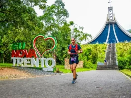 Maratonista feminina participa do Sicoob Mons Ultra Trail em Nova Trento, durante prova de montanha que celebra o esporte e o turismo regional.